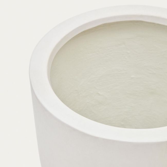 Witte bloempot Aiguablava van vezelcement, close-up van de textuur aan de binnen- en buitenkant.
