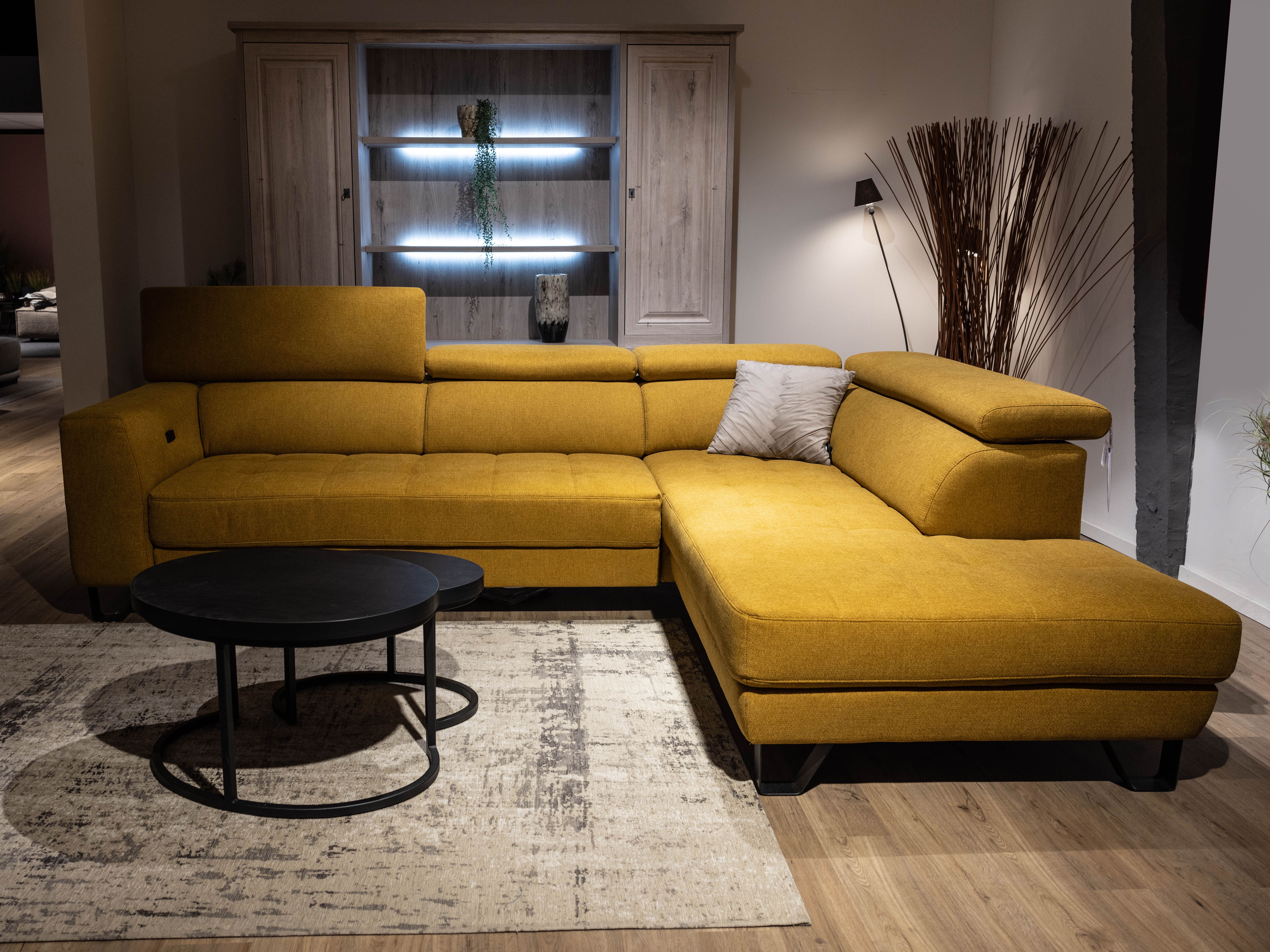Hoekzetel ADA geel van stoffen bekleding met chaise longue, verstelbare hoofdsteunen en zwarte poten.