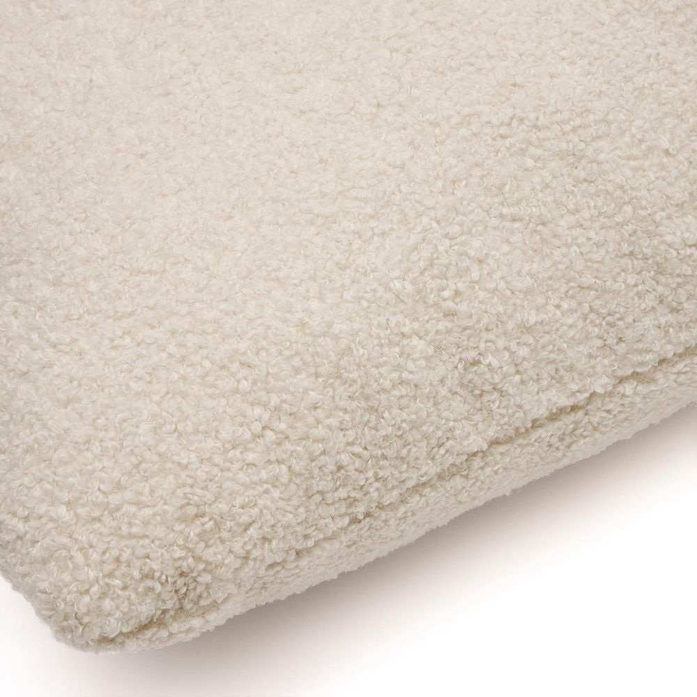 Kussen MARTINA van gebroken wit schapenvacht met krullende textuur.