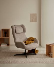Fauteuil ZALINA, lichtbruine stoffen bekleding, met hoofdsteun en zwart onderstel.
