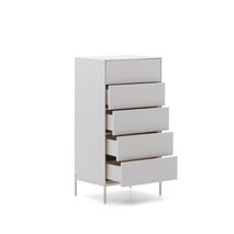 Witte houten commode Vedrana met vijf geopende witte laden en slanke poten.