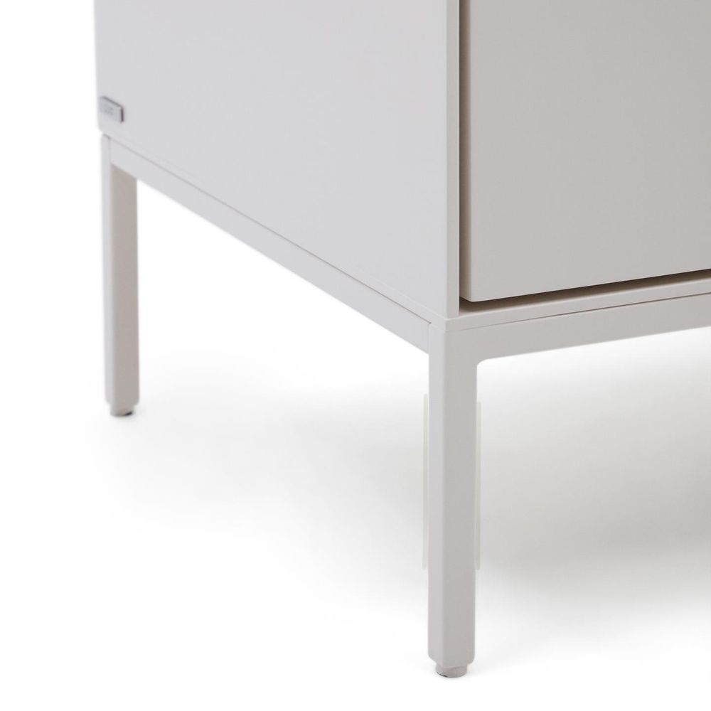 Detail van een witte Vedrana commode met slanke metalen poten.