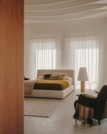 Bed MARTINA - Gebroken wit schapenvacht KAV N03012HI39