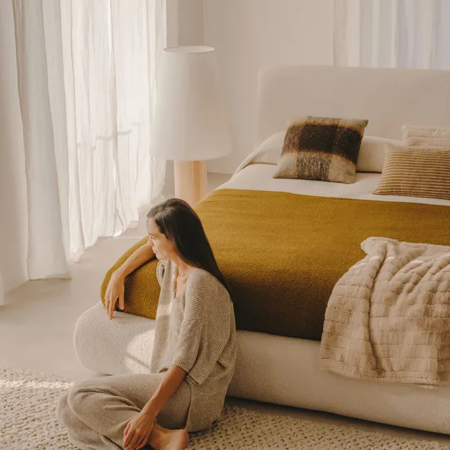 Bed MARTINA - Gebroken wit schapenvacht