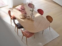 Eetkamertafel DOLMEN - Fineer chevron MOB-81-000060-E45