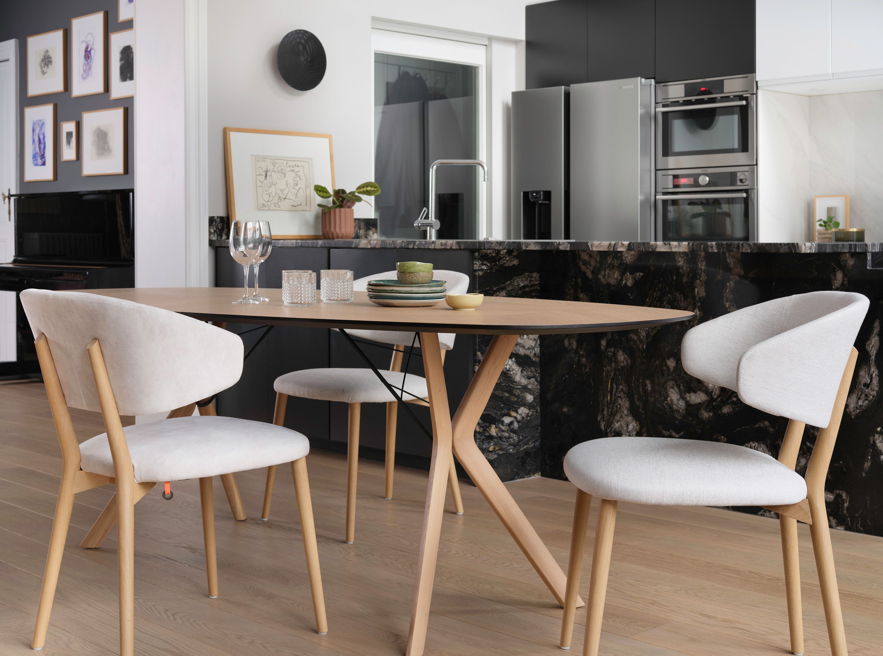 Eetkamertafel ECLIPSE - Eikenfineer / zwart metaal