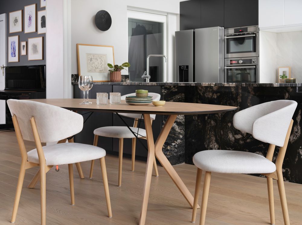 Eetkamertafel ECLIPSE - Eikenfineer / zwart metaal MOB-67-001270-E11