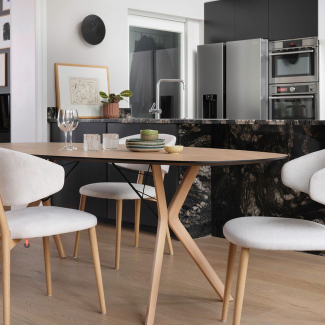 Eetkamertafel ECLIPSE - Eikenfineer / zwart metaal