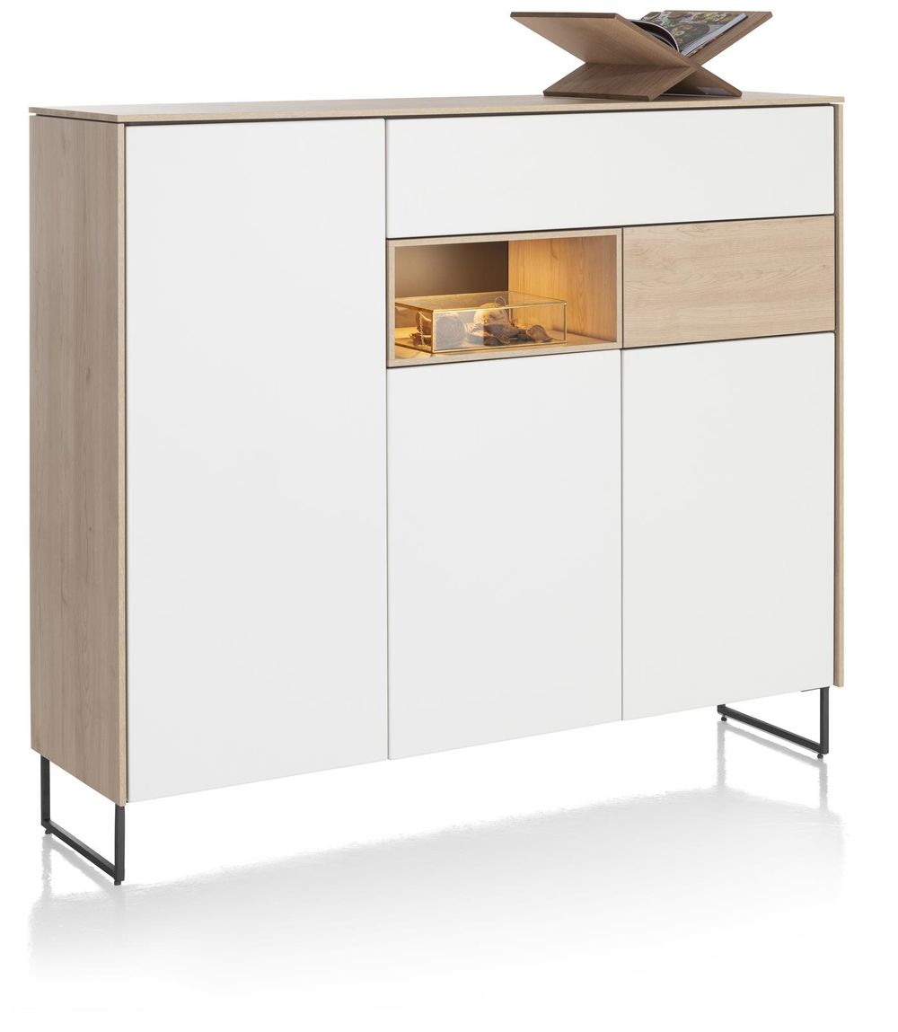 Wandkast LINDFIELD van wit MDF en eiken, met open vak en zwarte poten.