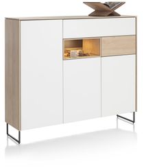 Wandkast LINDFIELD van wit MDF en eiken, met open vak en zwarte poten.