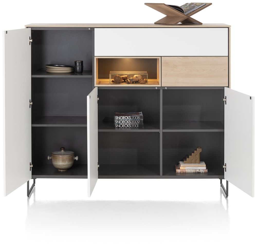 Wit en eikenlook dressoir met zes vakken, twee open vakken en een open verlicht vak.