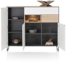 Wit en eikenlook dressoir met zes vakken, twee open vakken en een open verlicht vak.