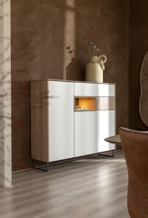 Wandkast van wit hout en eikenlook met verlicht open vak en metalen poten.