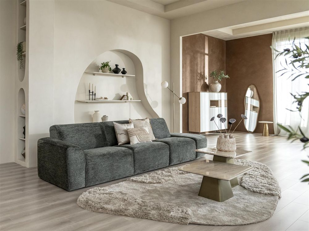 Moderne woonkamer met een grijze stoffen bank en een marmeren salontafel.