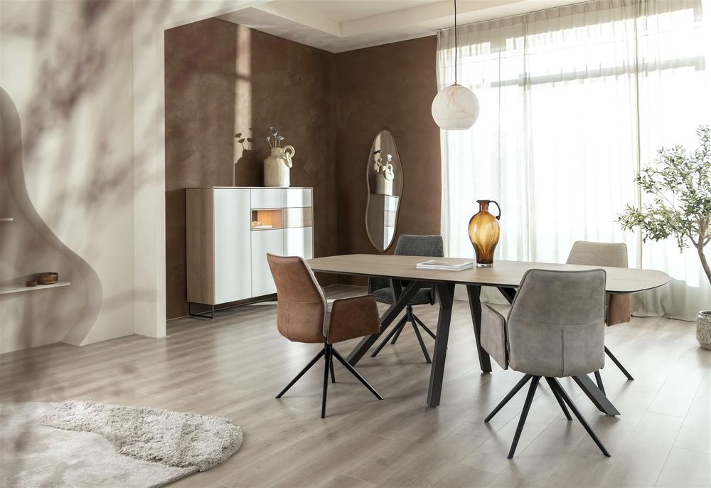 Wandkast LINDFIELD met witte en eikenlook fronten, staand tegen bruine wand.