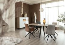Wandkast LINDFIELD met witte en eikenlook fronten, staand tegen bruine wand.