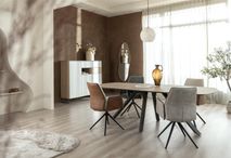 Wandkast Linfield wit en eikenlook in een moderne eetkamer met ovale tafel en stoelen.