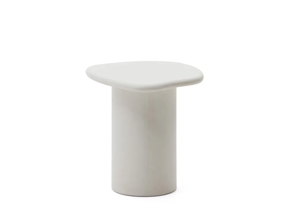 Bijzettafel MACARELLA, mosterdgeel cement met een blad in organische vorm en een cilindervormige poot.