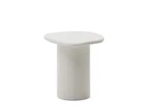 Bijzettafel MACARELLA, mosterdgeel cement met een blad in organische vorm en een cilindervormige poot.