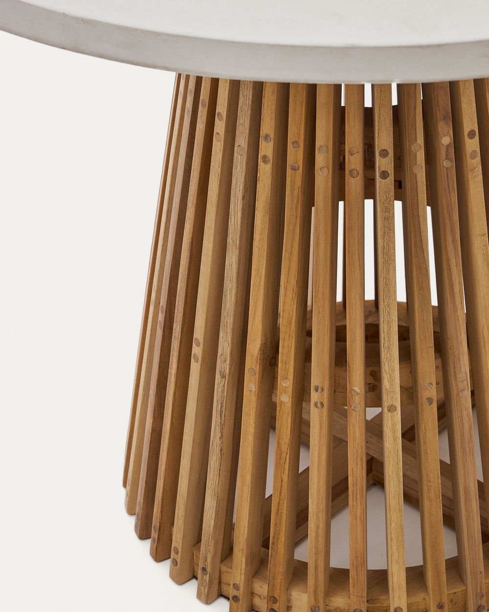 Ronde tuintafel ALCAUFAR - Massief teak/Wit cement KAV J0100112PR03