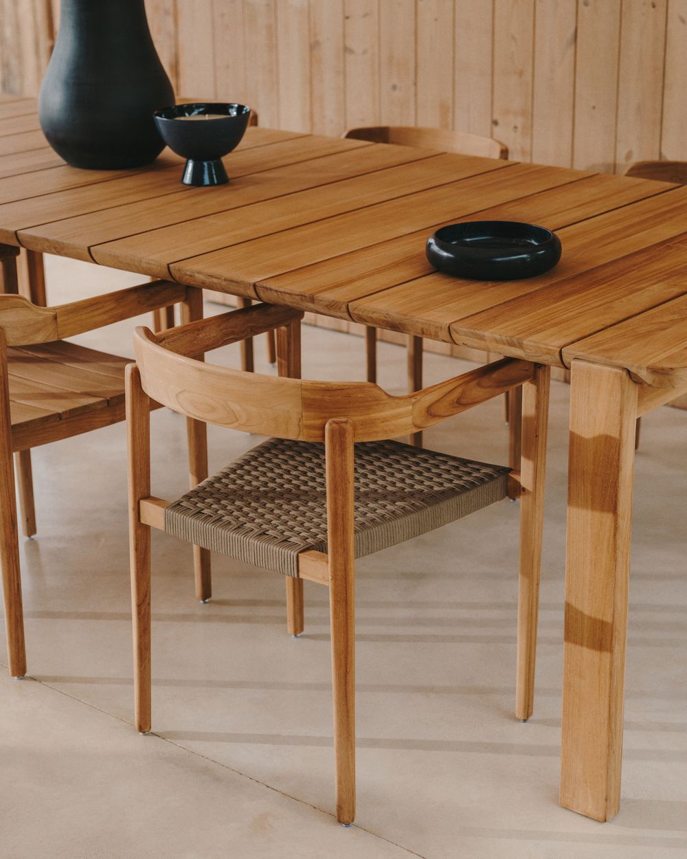 Tuintafel ICARO van massief teakhout met bijpassende stoelen met geweven zitting in crème.