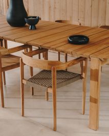 Tuintafel ICARO van massief teakhout met bijpassende stoelen met geweven zitting in crème.