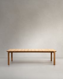Massieve, naturel teakhouten tuintafel met een blad van latten en vier robuuste poten.