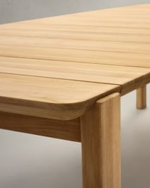 Tuintafel ICARO van lichtbruin massief teakhout met afgeronde hoeken.