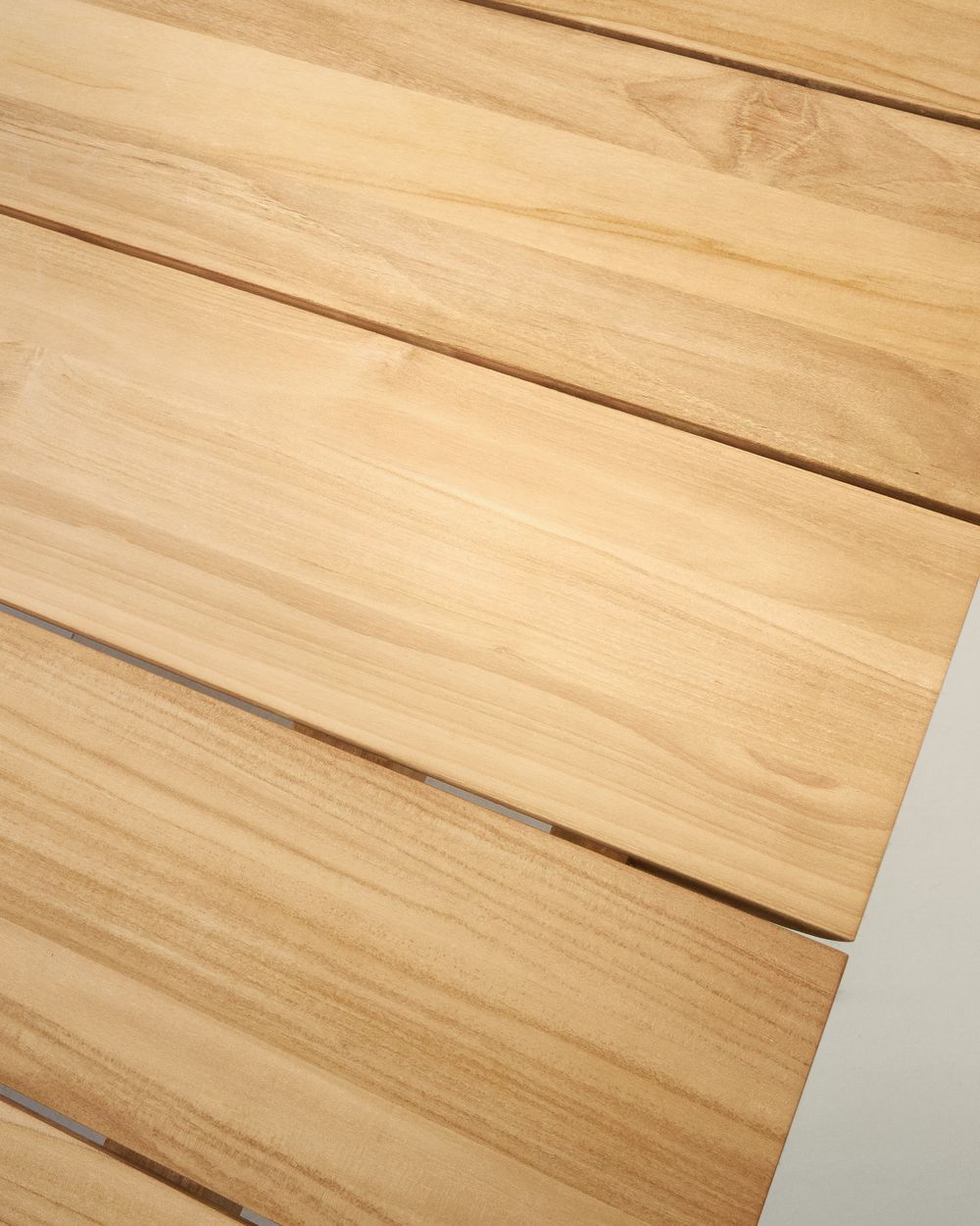 Tuintafel ICARO van lichtbruin massief teakhout met lamellen, close-up van het tafelblad.