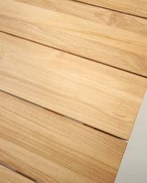 Tuintafel ICARO van lichtbruin massief teakhout met lamellen, close-up van het tafelblad.