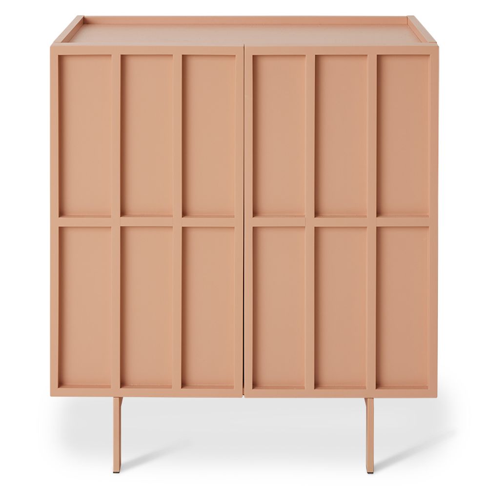 Roze metalen wandkast 'Blush' met reliëfdeuren en dunne pootjes.