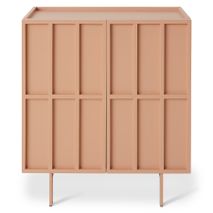 Roze metalen wandkast 'Blush' met reliëfdeuren en dunne pootjes.