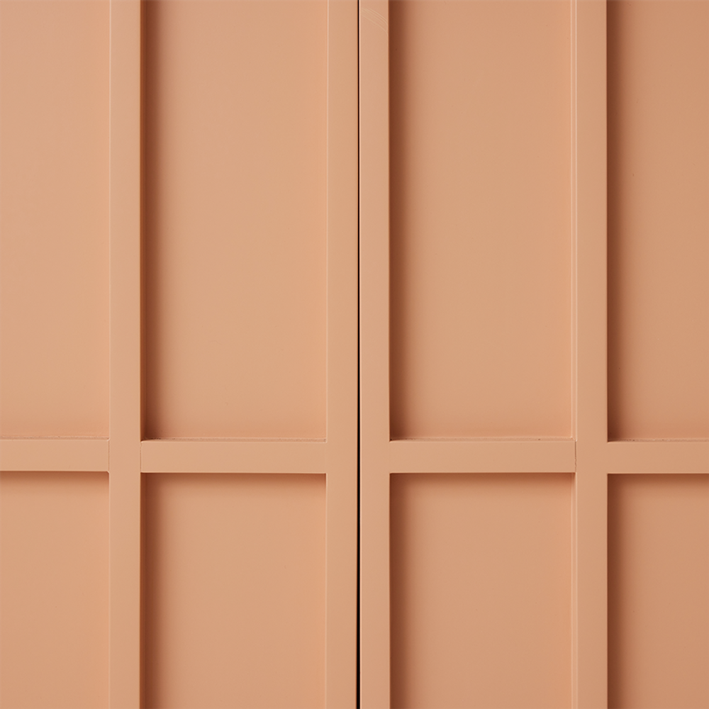 Roze MDF wandkast met vierkante en langwerpige panelen.