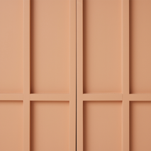 Roze MDF wandkast met vierkante en langwerpige panelen.