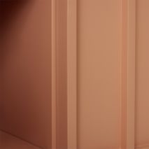 Roze wandkast BLUSH van metaal met verticale lijnen.