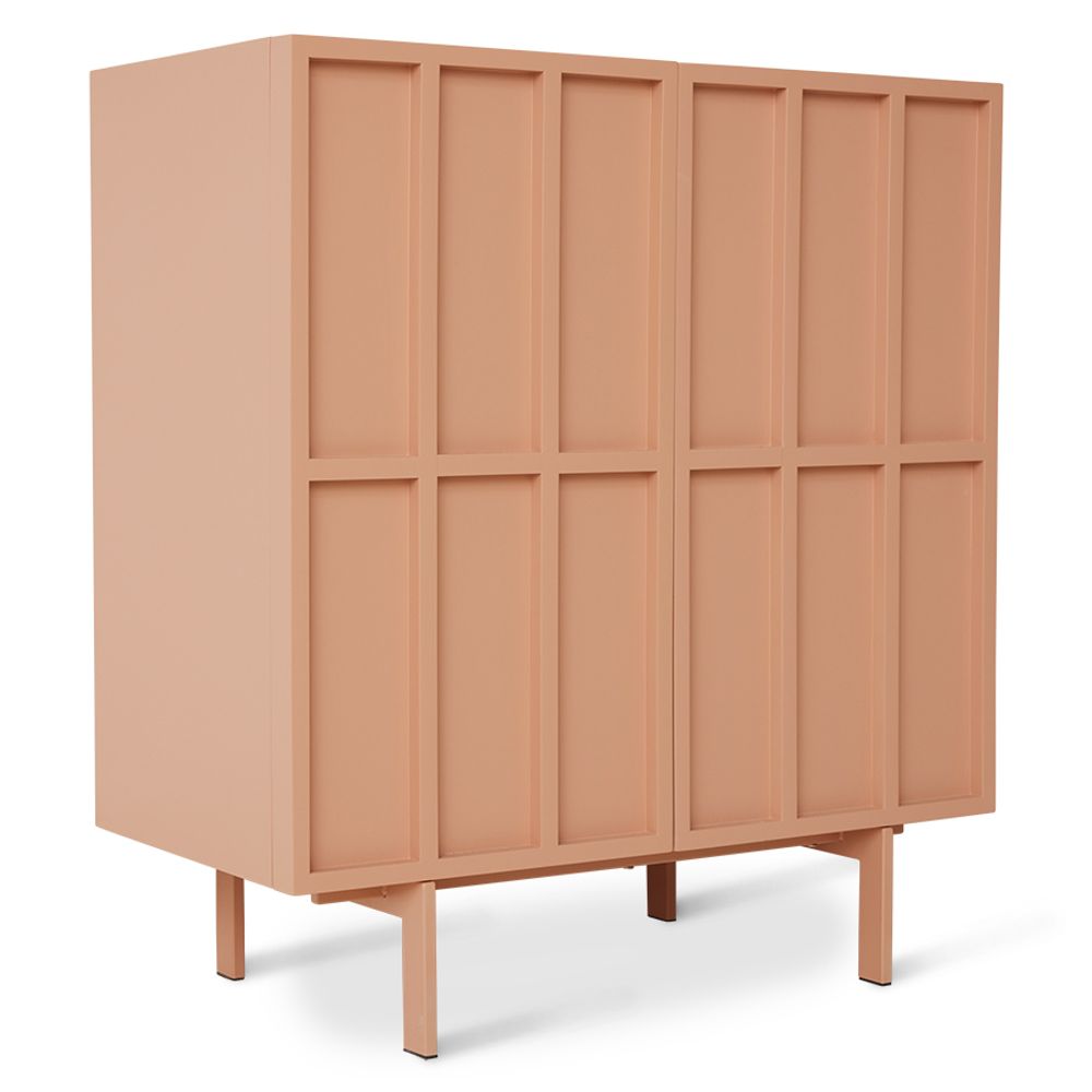 Roze, houten wandkast BLUSH met vier gelaagde deuren en rechte poten.