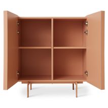 Roze metalen wandkast 'Blush' met vier vakken en twee opengeschoven deuren.