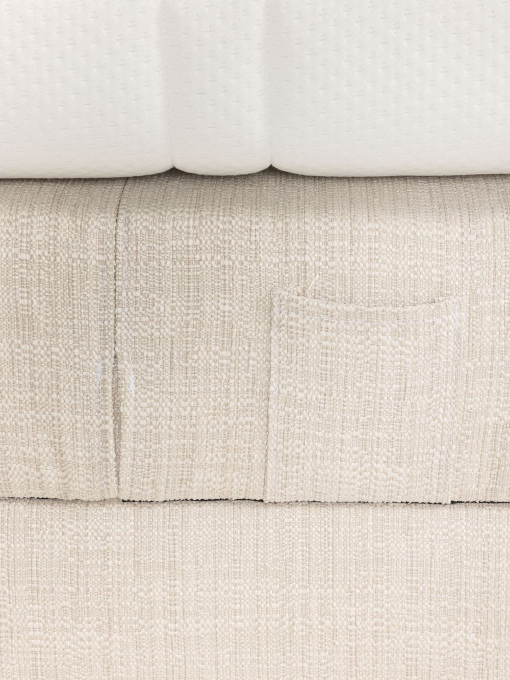 Elektrische boxspring firm BE CHILL met beige gestoffeerde onderkant en matras.