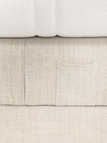 Elektrische boxspring firm BE CHILL met beige gestoffeerde onderkant en matras.