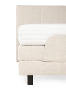 Elektrische boxspring firm BE CHILL, beige met stoffen bekleding en wit matras.
