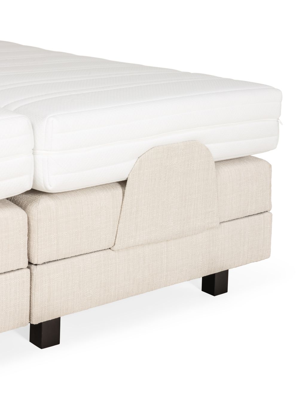 Elektrische boxspring firm BE CHILL met beige stoffen bekleding.
