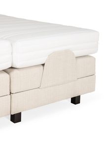 Elektrische boxspring firm BE CHILL met beige stoffen bekleding.
