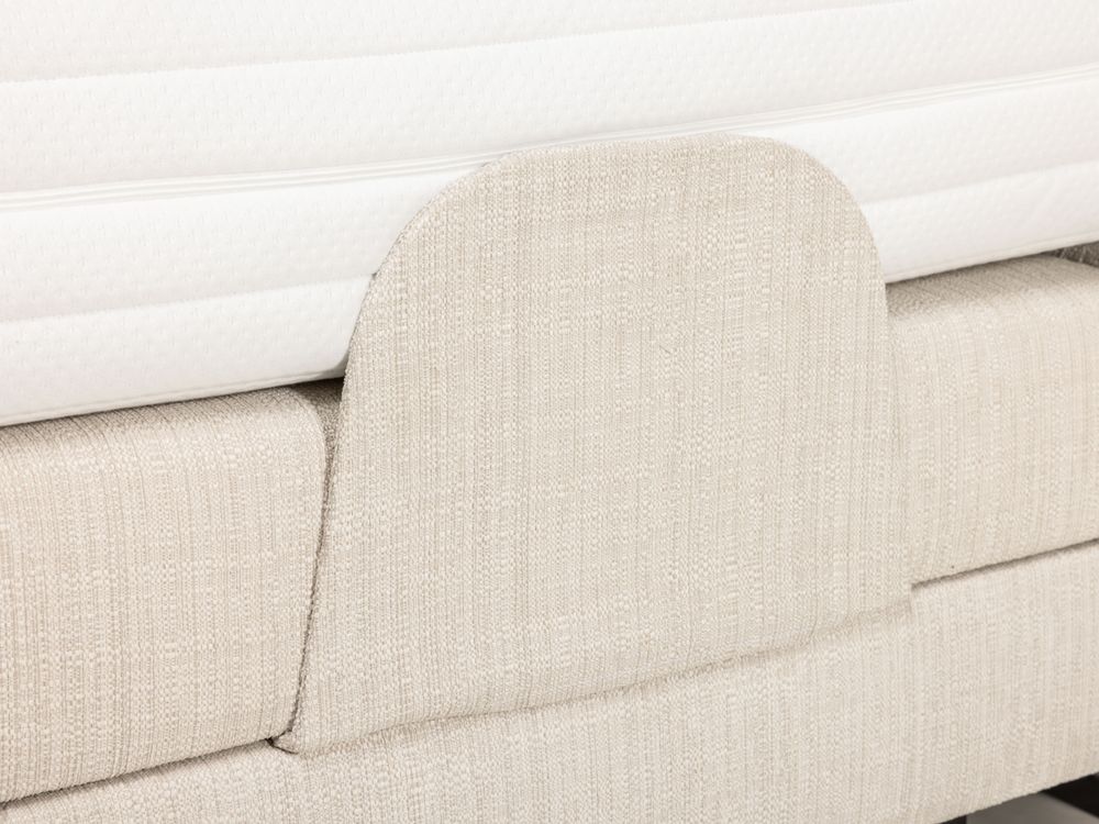 Beige elektrische boxspring met geweven stoffen bekleding en wit matras.