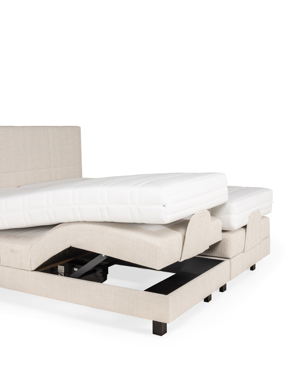 Beige elektrische boxspring met verstelbaar bedframe en stoffen bekleding.