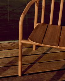 Bruine massief teakhouten tuinstoel Turqueta met horizontale latten op de zitting.
