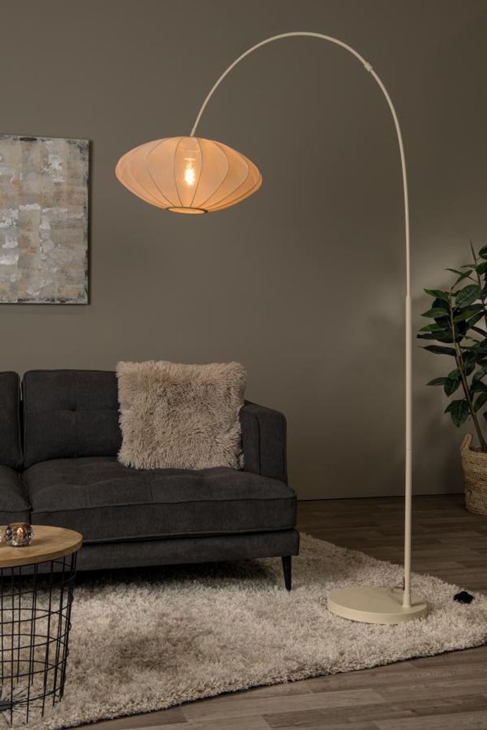 Booglamp CORINA, beige met stoffen kap en metalen frame.