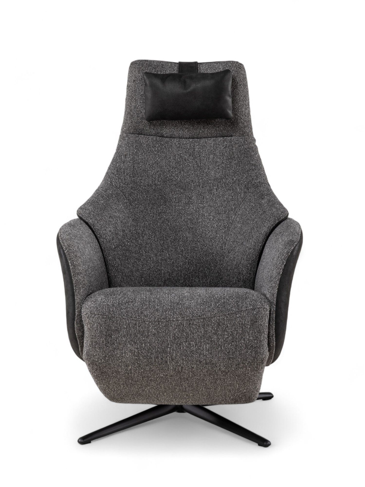 Elektrische relaxfauteuil RANA van zwarte stof met leren hoofdkussen en zwarte stalen voet.
