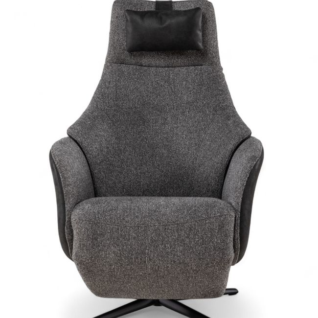 Elektrische relaxfauteuil RANA van zwarte stof met leren hoofdkussen en zwarte stalen voet.