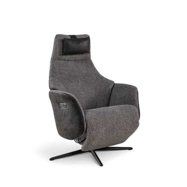 Elektrische relaxfauteuil RANA, grijs met zwarte stoffen bekleding en leren hoofdsteun.