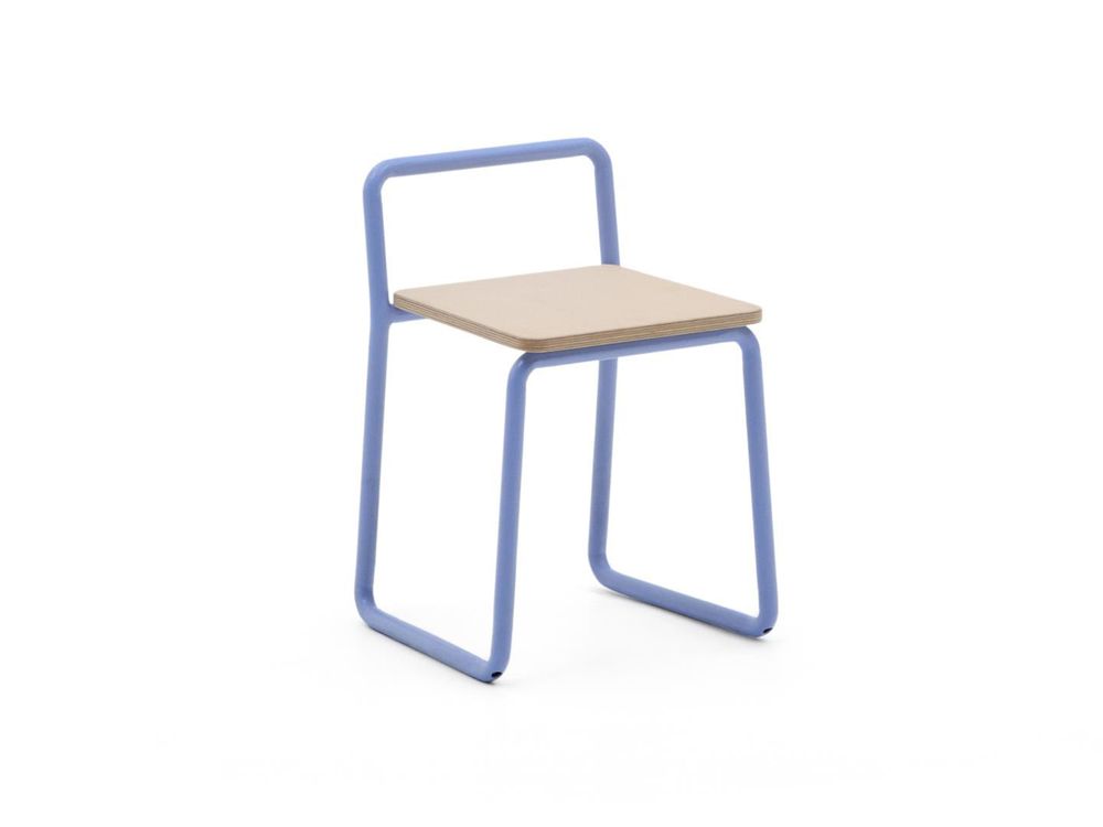 Stoel TINN met blauw metalen frame en lichte houten zitting.